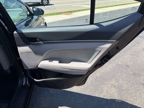 Used 2018 Hyundai Elantra SEL w/ Winter Weather Package FWD image 17