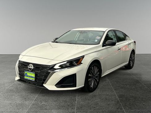 Used 2025 Nissan Altima 2.5 SV FWD image 3