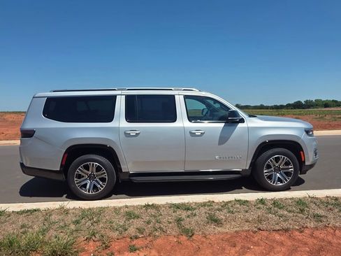Used 2025 Jeep Wagoneer L Series II w/ 8-pass Seating Package AWD/4WD image 6