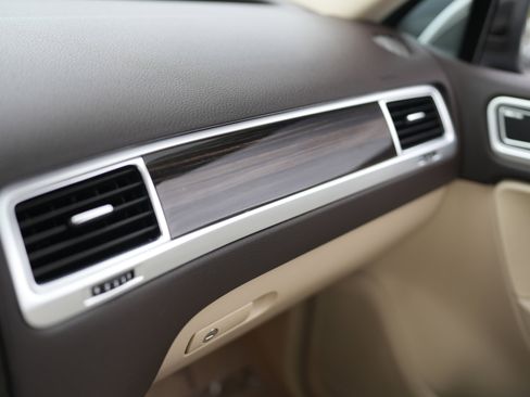 Used 2015 Volkswagen Touareg Executive AWD/4WD image 31