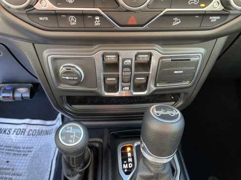 Used 2018 Jeep Wrangler Unlimited Sport S AWD/4WD image 25