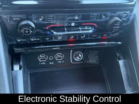 New 2025 Jeep Grand Cherokee Altitude image 13