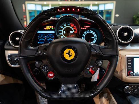 Used 2016 Ferrari California T image 5