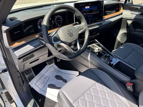 New 2026 Volkswagen Tiguan SEL R-Line AWD/4WD image 2