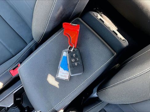 Used 2024 Volkswagen Taos SE image 32