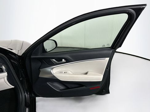 Used 2025 Genesis G70 2.5T image 31