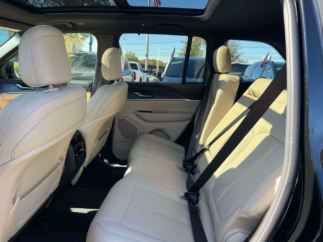 Used 2023 Jeep Grand Cherokee Limited w/ Luxury Tech Group II AWD/4WD image 19