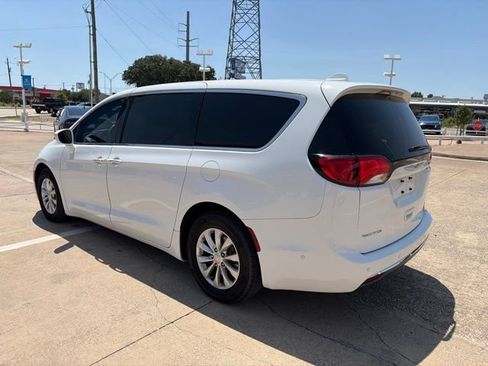 Used 2020 Chrysler Pacifica Touring w/ Advanced Safetytec Group FWD image 4
