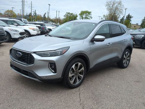 Used 2023 Ford Escape Platinum w/ Premium Technology Package AWD/4WD image 4
