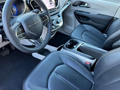 Used 2024 Chrysler Pacifica Touring-L image 9