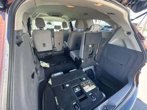 Used 2023 Toyota Sienna LE FWD image 6