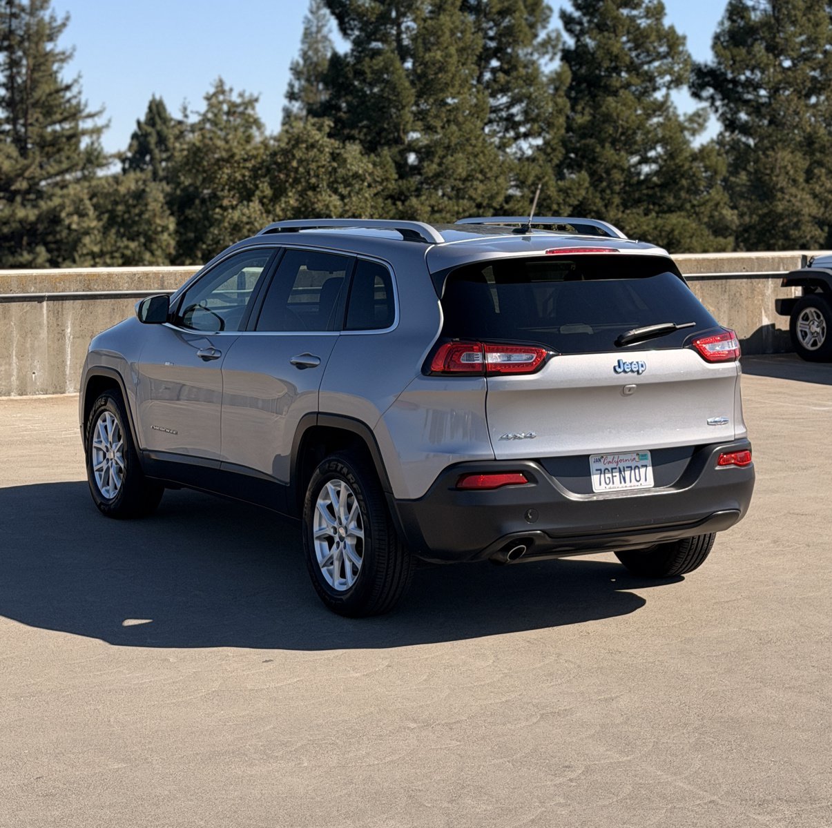 Used 2015 Jeep Cherokee Latitude AWD/4WD image 3