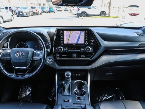 Used 2021 Toyota Highlander XSE FWD image 18