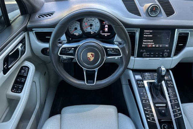 Used 2017 Porsche Macan Turbo AWD/4WD image 13