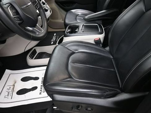 Used 2023 Chrysler Pacifica Touring-L FWD image 15