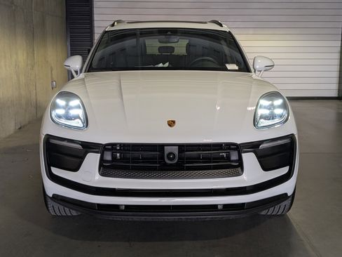 Certified 2025 Porsche Macan image 12