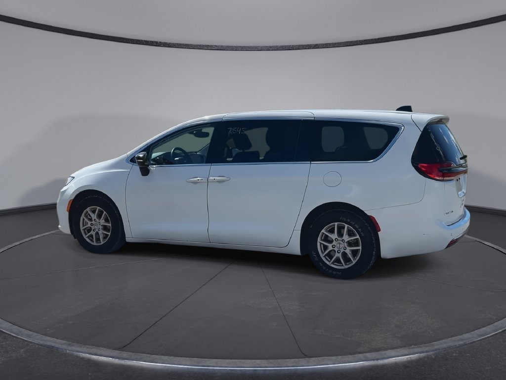 Used 2024 Chrysler Pacifica Touring-L FWD image 6