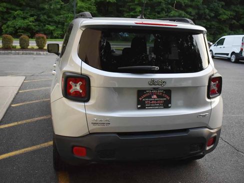 Used 2016 Jeep Renegade Latitude AWD/4WD image 4