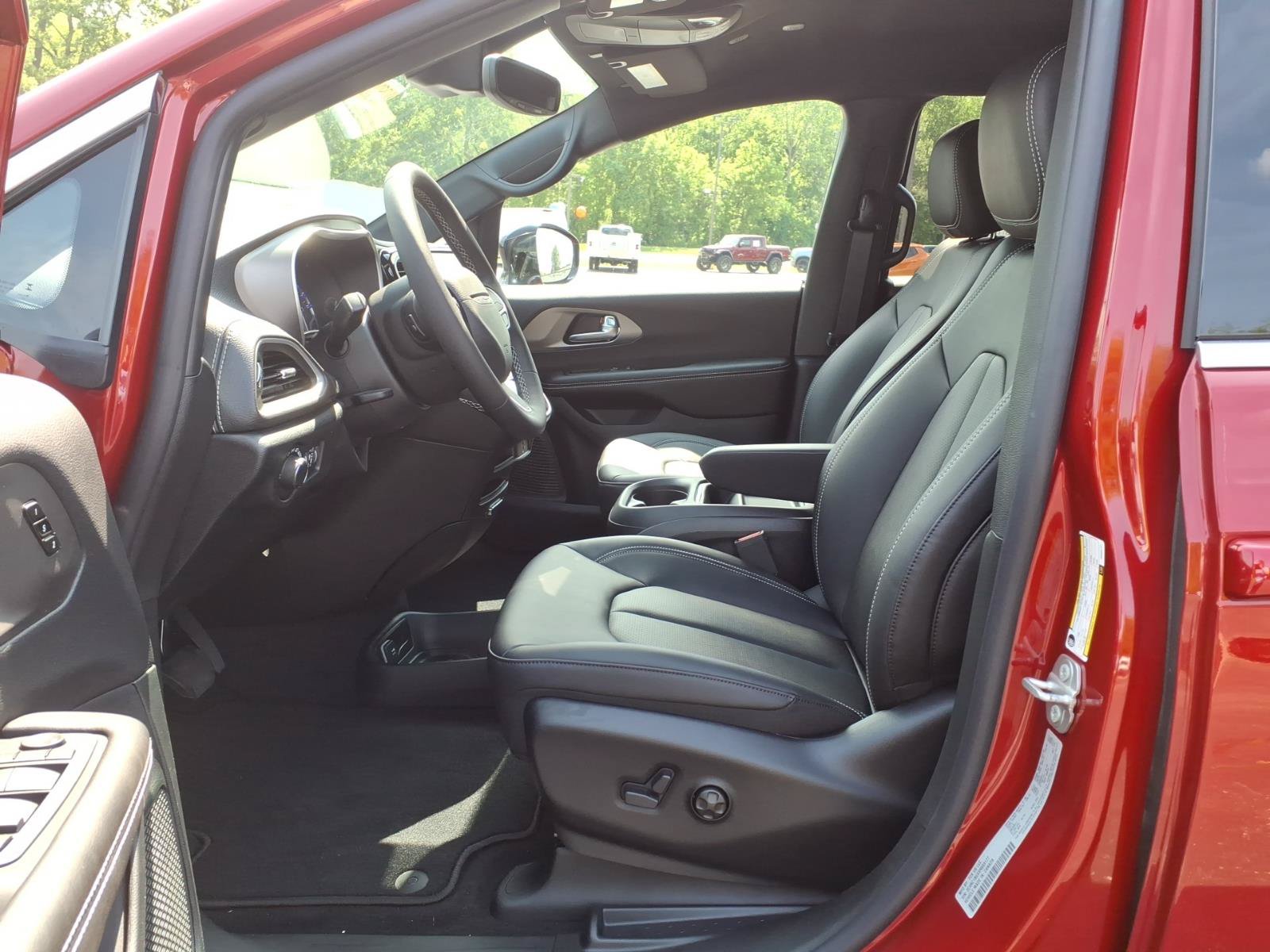 New 2027 Chrysler Pacifica Select FWD image 13