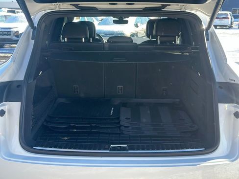 Used 2022 Porsche Cayenne Platinum Edition image 5
