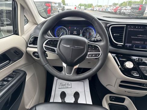 Used 2023 Chrysler Pacifica Touring-L FWD image 15