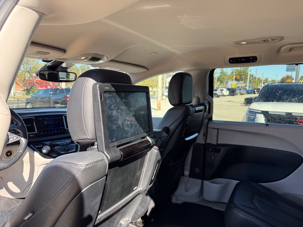 Used 2017 Chrysler Pacifica Touring-L Plus w/ Advanced Safetytec Group FWD image 24