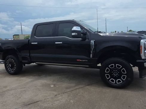 Used 2023 Ford F250 Platinum AWD/4WD image 2