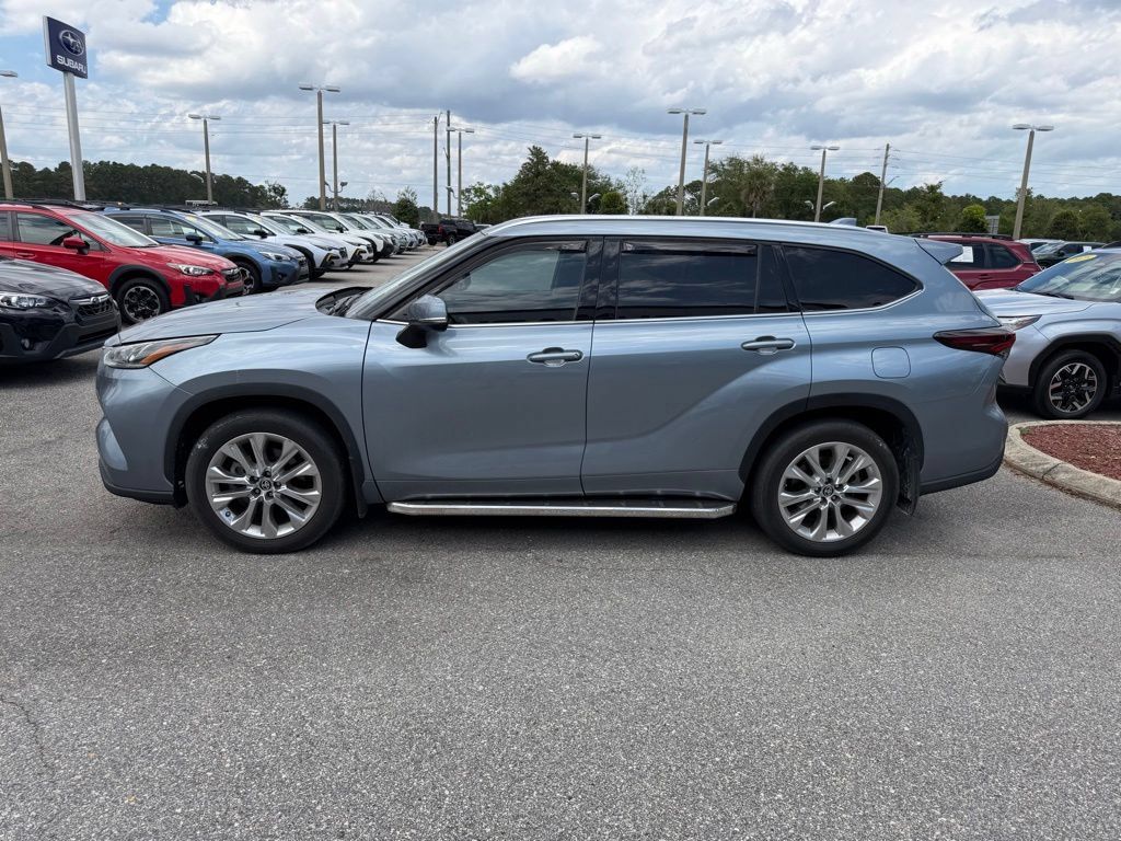 Used 2024 Toyota Highlander Limited FWD image 10