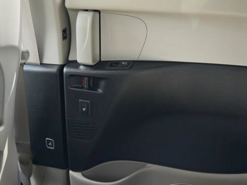 Used 2017 Chrysler Pacifica Limited w/ UConnect Theater Package FWD image 50