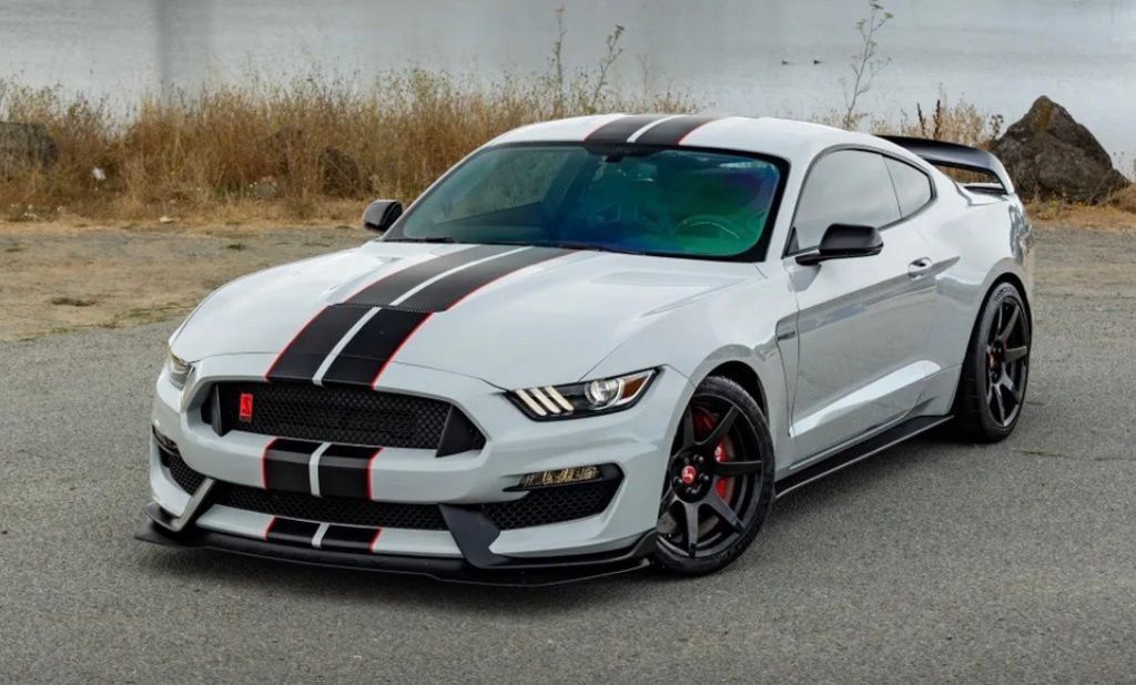 Used 2017 Ford Mustang Shelby GT350R w/ GT350R Equipment Group 920A RWD image 2