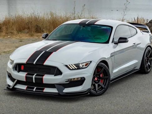 Used 2017 Ford Mustang Shelby GT350R w/ GT350R Equipment Group 920A RWD image 2
