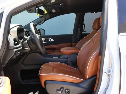 Used 2025 Chrysler Pacifica Pinnacle FWD image 9