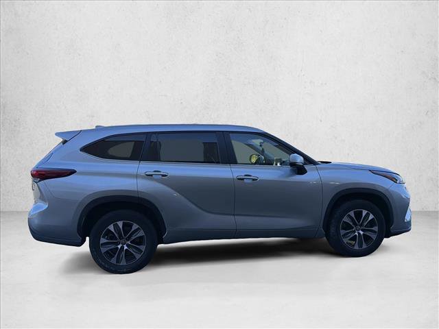 Used 2023 Toyota Highlander XLE FWD image 4