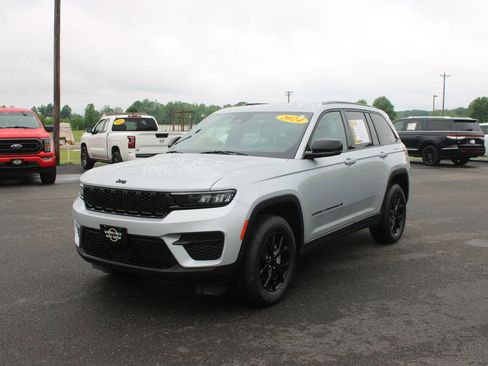 Used 2024 Jeep Grand Cherokee Altitude AWD/4WD image 4