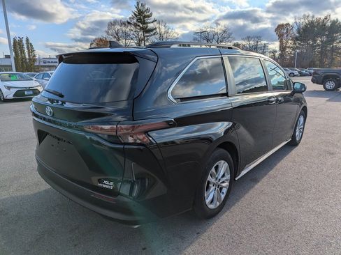 Used 2024 Toyota Sienna XLE image 6