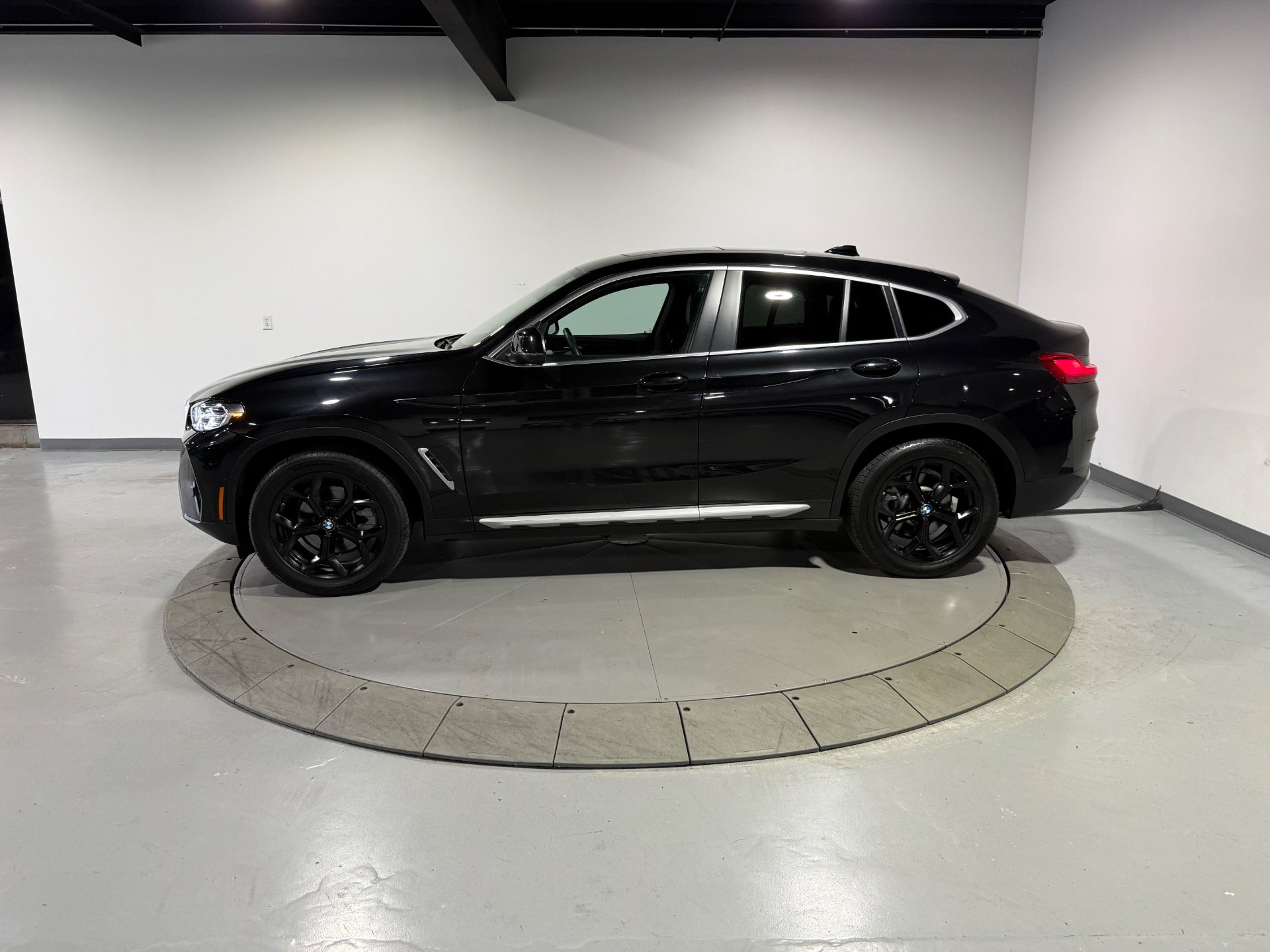 Used 2024 BMW X4 xDrive30i AWD/4WD image 11