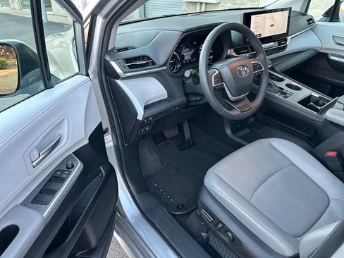 Used 2025 Toyota Sienna XLE image 9