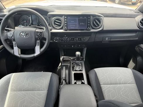 Used 2020 Toyota Tacoma TRD Off-Road w/ Technology Package AWD/4WD image 18