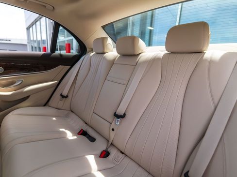 Used 2019 Mercedes-Benz E 300 4MATIC image 32
