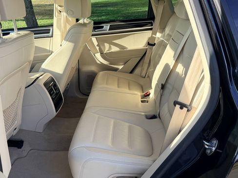 Used 2016 Volkswagen Touareg Executive image 25