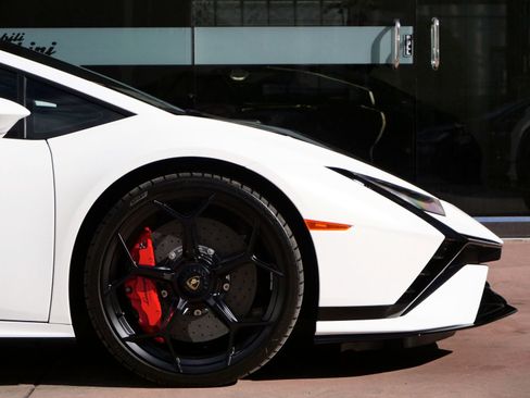 Used 2023 Lamborghini Huracan Tecnica image 9