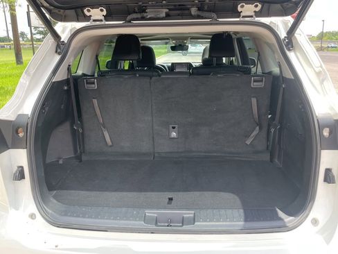 Used 2020 Toyota Highlander XLE FWD image 12