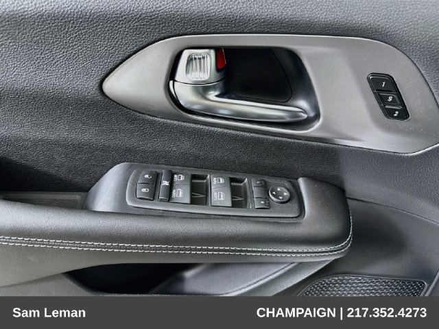 New 2027 Chrysler Pacifica Select FWD image 17