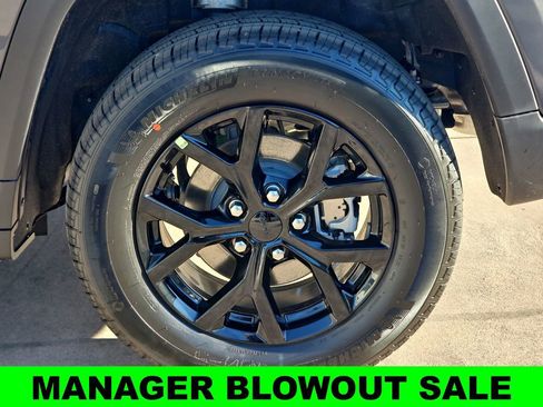 New 2025 Jeep Grand Cherokee Altitude AWD/4WD image 37