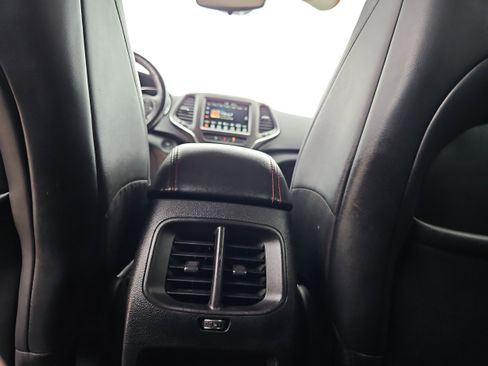 Used 2021 Jeep Cherokee Trailhawk image 32