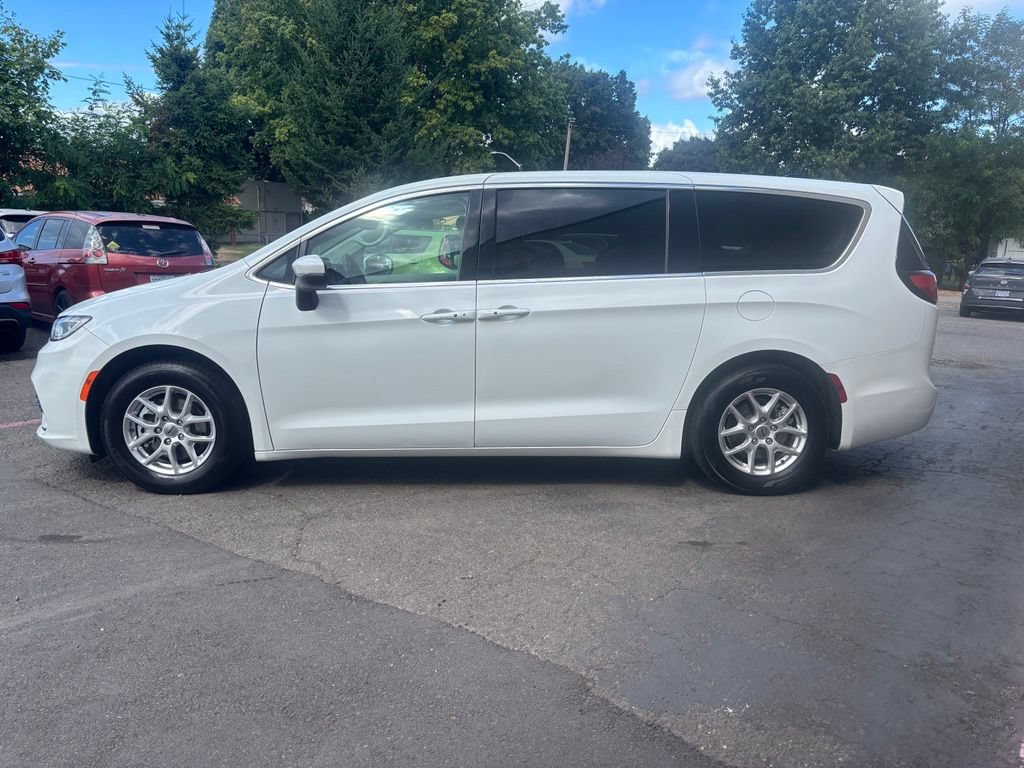 Used 2023 Chrysler Pacifica Touring-L FWD image 10