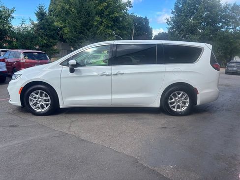 Used 2023 Chrysler Pacifica Touring-L FWD image 10