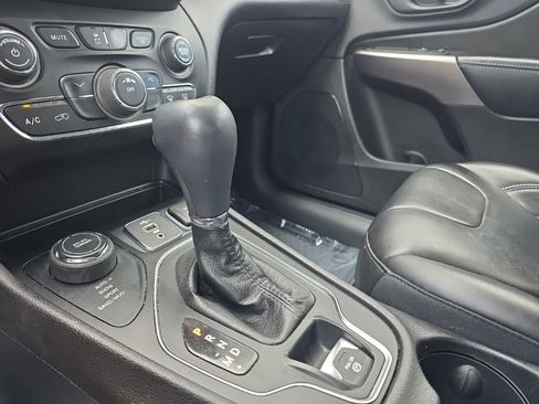Used 2019 Jeep Cherokee Latitude Plus w/ Cold Weather Group AWD/4WD image 18