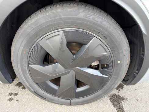 Used 2025 Toyota Prius LE FWD image 24