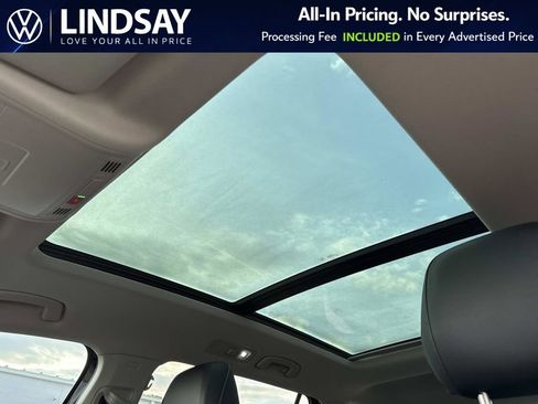 Used 2023 Volkswagen Tiguan SE w/ Panoramic Sunroof Package image 19